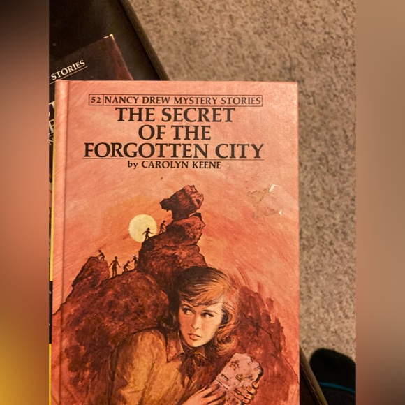 Three vintage Nancy drew hardback books - Picture 4 of 4